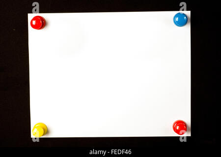 Con uno sfondo colorato luminosamente perni a pressione Foto Stock