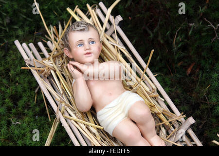 Un bambino Gesù figura sul Natale Foto Stock