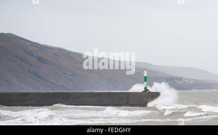 Aberystwyth, West Wales, Regno Unito. 5 febbraio, 2016. Meteo REGNO UNITO: onde ancora una volta la pastella sulla costa. Il mare mosso continuare con alta venti offshore. Credito: veterano fotografia /Alamy Live News Foto Stock