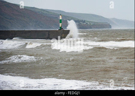 Aberystwyth, West Wales, Regno Unito. 5 febbraio, 2016. Meteo REGNO UNITO: onde ancora una volta la pastella sulla costa. Il mare mosso continuare con alta venti offshore. Credito: veterano fotografia /Alamy Live News Foto Stock