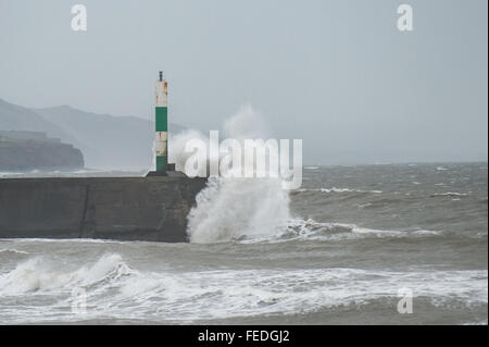 Aberystwyth, West Wales, Regno Unito. 5 febbraio, 2016. Meteo REGNO UNITO: onde ancora una volta la pastella sulla costa. Il mare mosso continuare con alta venti offshore. Credito: veterano fotografia /Alamy Live News Foto Stock