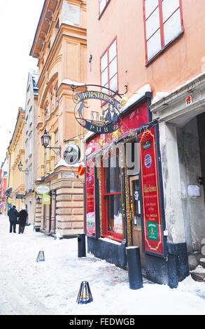 Stoccolma, Svezia, 5 gennaio 2011: Pub in inverno Gamla Stan di Stoccolma. Stoccolma è la capitale della Svezia e la più popolosa città nei paesi nordici. Foto Stock