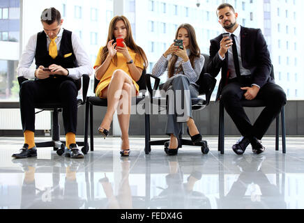 La gente di affari di attesa per il colloquio di lavoro Foto Stock