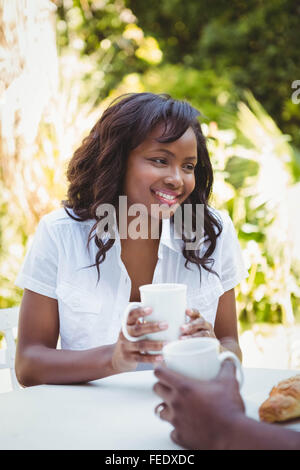 Pretty Woman tenendo la tazza con il fidanzato Foto Stock