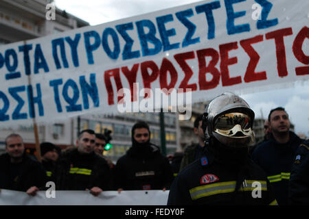 Atene, Grecia. 5 febbraio, 2016. Gli ufficiali di polizia, vigili del fuoco i lavoratori e il Greco Coast Guard la protesta contro la riforma delle pensioni al di fuori del parlamento greco. Manifestanti inveito contro il Primo Ministro Alexis Tsipras, accusando di rinnegano SYRIZA's promette di ridurre la disoccupazione e a proteggere le pensioni che sono state oggetto di numerosi tagli negli anni. Credito: Aristidis Vafeiadakis/ZUMA filo/Alamy Live News Foto Stock