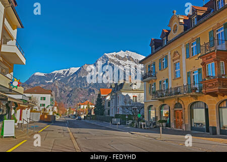 Vista sulla strada delle Alpi. Bad Ragaz è una città nel cantone di San Gallo in Svizzera. Esso giace al di sopra di Grisoni Alpi. Spa e la ricreazione village è alla fine della valle di Tamina Foto Stock
