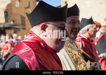 I sacerdoti a piedi in processione di ringraziamento Foto Stock