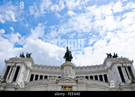 Vista dalla parte inferiore alla parte superiore del dettaglio del Vittoriano in Piazza Venezia a Roma,Italia Foto Stock