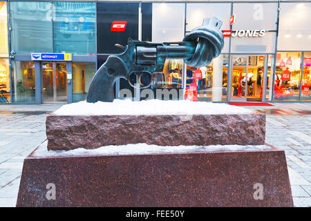 Stoccolma, Svezia - 5 gennaio 2011: la Nonviolenza statua della pistola ritorto in inverno a Stoccolma. Stoccolma è la capitale della Svezia Foto Stock