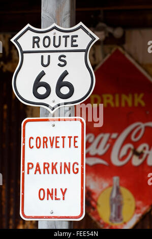 Rout 66 segno alla stazione di benzina della General Store nella città fantasma Hackberry, Arizona, USA Foto Stock