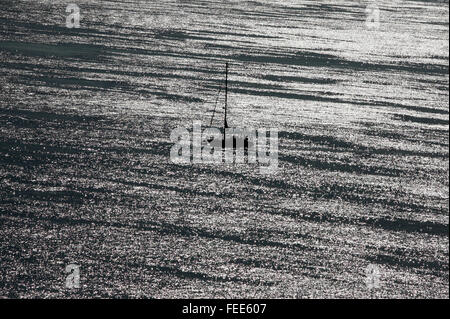 Uno yacht di vele a largo della costa vicino a Falmouth in Cornovaglia, Gran Bretagna il 28 ottobre 2011. Fotografia di Giovanni Voos Foto Stock