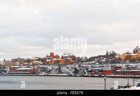 Lungomare in inverno a Stoccolma. Stoccolma è la capitale della Svezia e la città più popolosa della regione nordica. La città è Foto Stock