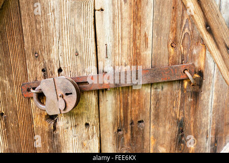 Il lucchetto della porta di legno Foto Stock