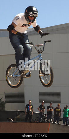 PICS FILE: 5 febbraio, 2016. DAVE MIRRA, uno dei più celebri nomi della BMX in giochi di X è morto in North Carolina all'età di 41. Greenville la polizia ha confermato il giovedì notte che Mirra il corpo era stato trovato in precedenza durante la giornata. Ha risposto alle segnalazioni di un apparente suicidio e mirra scoperto il corpo in un carrello. Mirra ha vinto 24 medaglie tra 1995 e 2008. Nella foto: Aug 07, 2004; Los Angeles, CA, Stati Uniti d'America; pro rider BMX Dave Mirra compete durante le finali di Stunt Bike Park durante i Giochi X X. Credito: Vaughn Youtz/ZUMAPRESS.com/Alamy Live News Foto Stock