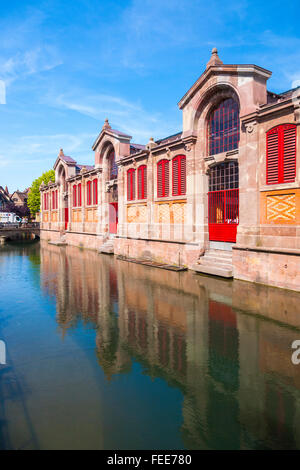 Mercato coperto riflessa nel fiume Lauch, Petite Venise, Little Venice, città vecchia di Colmar, Alsazia, Francia, Europa Foto Stock