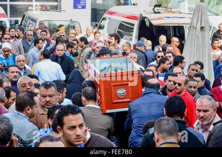 Il Cairo, Egitto. 5 febbraio, 2016. Gli egiziani portano il corpo di Ahmed Seif al-Islam, figlio di Hassan al-Banna, fondatore egiziano di Fratellanza Musulmana durante i funerali del Cairo in Egitto il 5 febbraio 2016 Credit: Sayed Amr/immagini APA/ZUMA filo/Alamy Live News Foto Stock