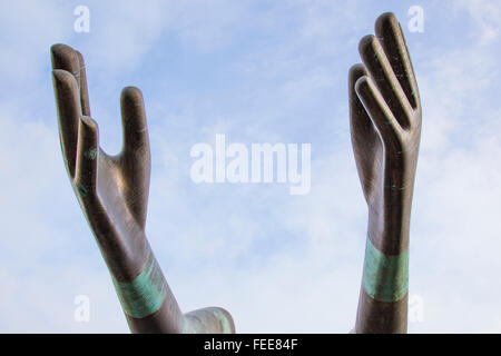 Le mani tese , Mandela giardini, Leeds, England, Regno Unito Foto Stock