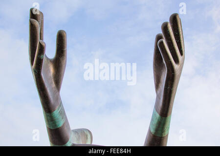 Le mani tese , Mandela giardini, Leeds, England, Regno Unito Foto Stock