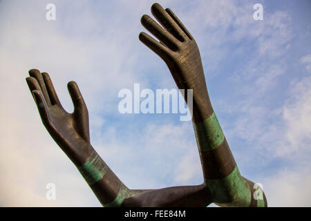 Le mani tese , Mandela giardini, Leeds, England, Regno Unito Foto Stock