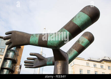 Le mani tese , Mandela giardini, Leeds, England, Regno Unito Foto Stock