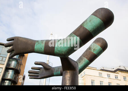 Le mani tese , Mandela giardini, Leeds, England, Regno Unito Foto Stock