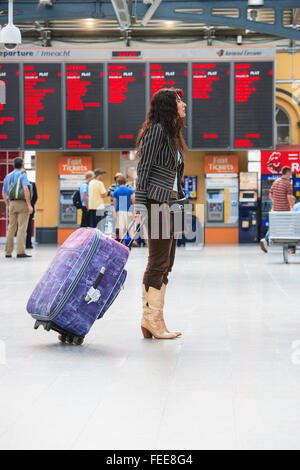 Donna pendolari pendolari stazione ferroviaria bagagli regno unito Foto Stock