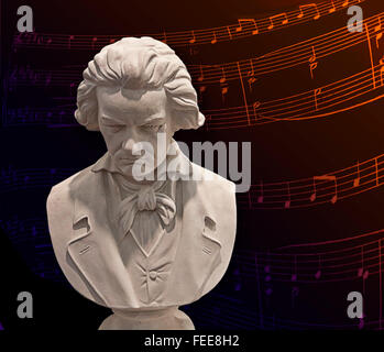 Busto in marmo di Ludwig van Beethoven,compositore tedesco su sfondo scuro con note musicali Foto Stock