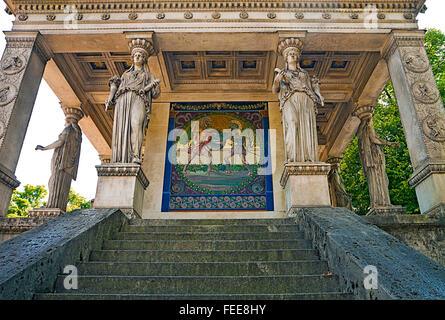 Monaco di Baviera, l'Angelo della Pace: dettaglio dello zoccolo del monumento costruito su 1896 sul fiume Isar, supportato da cariatidi con mosaici Foto Stock