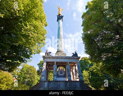 Monaco di Baviera, l'Angelo della Pace, Golden Angel statua sulla parte superiore di un monumento 25 mt. alta sul fiume Isar Foto Stock