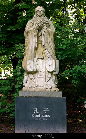 Confucio dimensioni effettive statua a Dichtergarten (poeti giardino) di Monaco di Baviera,piccolo e romantico parco vicino Hofgarten. Foto Stock