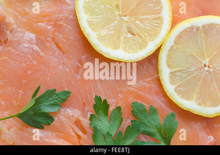 Salmone affumicato con limone e erbe aromatiche Foto Stock