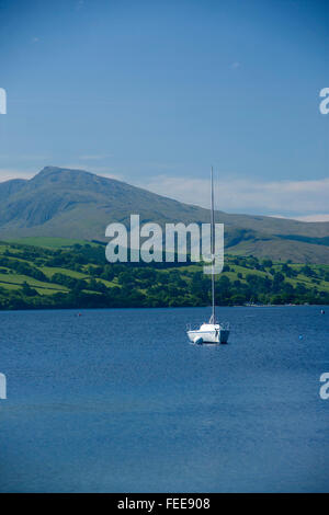 Bala Lake Llyn Tegid barca sul lago con Aran Fawddwy mpuntain in background Gwynedd Snowdonia National Park il Galles Centrale REGNO UNITO Foto Stock