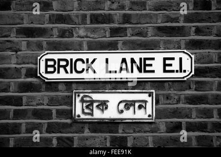 Brick Lane E1 bilingue segno di strada in inglese e in lingua bengalese East End di Londra Inghilterra REGNO UNITO Foto Stock