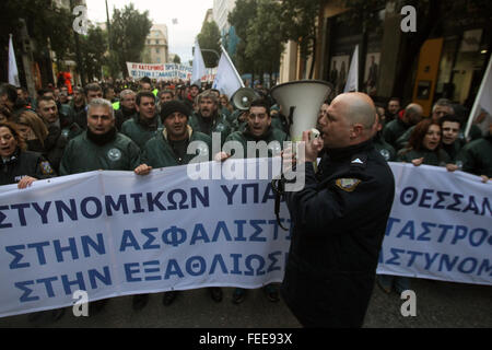 Atene, Grecia. 5 febbraio, 2016. Gli ufficiali di polizia chant slogan durante una manifestazione di protesta chiamato dalla polizia, vigili del fuoco e della capitaneria di porto i sindacati contro la revisione di pensione che ha suscitato un grande gioco contro il merlati di sinistra il primo ministro di fronte al parlamento greco ad Atene, Grecia il 5 febbraio, 2016. Credito: Marios Lolos/Xinhua/Alamy Live News Foto Stock