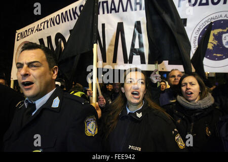 Atene, Grecia. 5 febbraio, 2016. Gli ufficiali di polizia chant slogan durante una manifestazione di protesta chiamato dalla polizia, vigili del fuoco e della capitaneria di porto i sindacati contro la revisione di pensione che ha suscitato un grande gioco contro il merlati di sinistra il primo ministro di fronte al parlamento greco ad Atene, Grecia il 5 febbraio, 2016. Credito: Marios Lolos/Xinhua/Alamy Live News Foto Stock