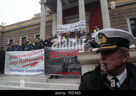 Atene, Grecia. 5 febbraio, 2016. Un ufficiale della Guardia Costiera prende parte ad una manifestazione chiamata dalla polizia, vigili del fuoco e della capitaneria di porto i sindacati contro la revisione di pensione che ha suscitato un grande gioco contro il merlati di sinistra il primo ministro di fronte al parlamento greco ad Atene, Grecia il 5 febbraio, 2016. Credito: Marios Lolos/Xinhua/Alamy Live News Foto Stock