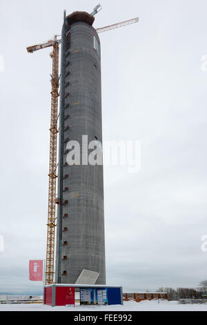Rottweil, Germania - 19 Gennaio 2016: sito di costruzione del nuovo Thyssen Krupp ascensore torre di prova con centro informazioni in Foto Stock