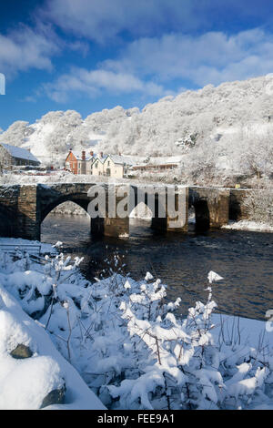 Pietra Carrog ponte arcuato e del fiume Dee in snow Denbighshire Nord Est wWles REGNO UNITO Foto Stock