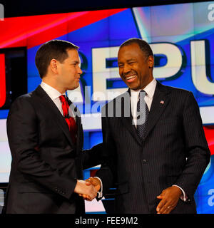 LAS VEGAS - 15 dicembre: candidato presidenziale repubblicano ex Dr. Ben Carson scuote le mani con il senatore Marco Rubio a CNN repubblicano dibattito presidenziale al Venetian, Dicembre 15, 2015, Las Vegas, Nevada Foto Stock