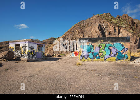 SANTA CRUZ DE TENERIFE, Spagna - 30 gennaio: edifici abbandonati con dipinto graffiti sulle pareti il 30 gennaio 2016 Foto Stock