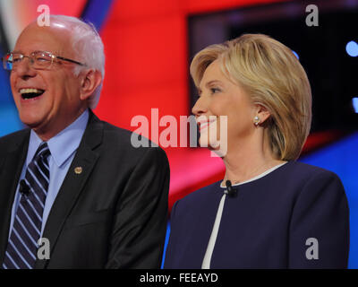 LAS VEGAS NV - 13 ottobre 2015: CNN democratico dibattito presidenziale caratteristiche candidati Sen. Bernie Sanders, Hillary Clinton a ridere a Wynn di Las Vegas. Foto Stock