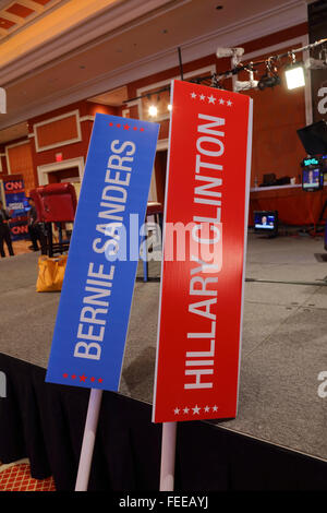 LAS VEGAS NV - Ottobre 13, 2015 - CNN democratico dibattito presidenziale mostra Bernie Sanders e Hillary Clinton segni al Wynn di Las Vegas su ottobre 13, 2015 a Las Vegas, Nevada. Foto Stock