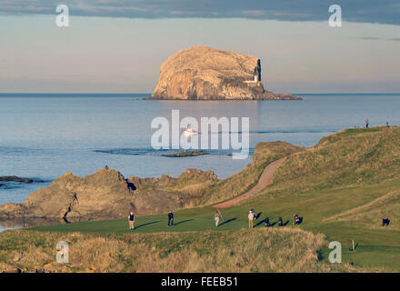 Xii Ottobre 2014 The Glen Golf Course e il Bass Rock, North Berwick UK. Gli amanti del golf su 13th, 'Sea foro' con il Bass Rock dietro. Foto Stock