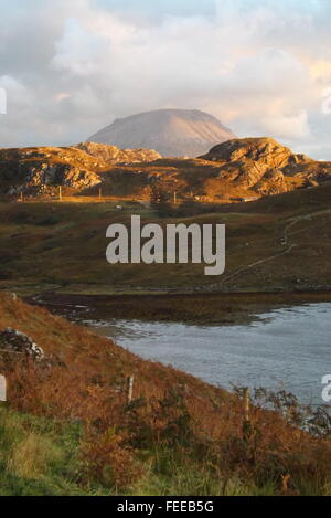 Ben Arkle dietro Loch Inchard, vicino Kinlochbervie, nel nord-ovest Highlands della Scozia. Foto Stock