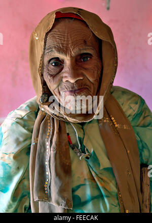 Vecchia donna berbera, 85 anni, Aït-Ben-Haddou, Ksar, Souss-Massa-Draa Regione, Marocco Foto Stock