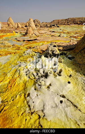 La soluzione salina e formazioni sulfuree a Dallol vulcano nel Danakil depressione, regione di Afar, Etiopia Foto Stock