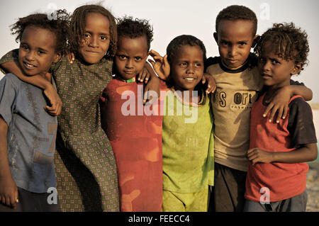 Gruppo di bambini felici nel villaggio di Ahmed Ela, Danakil depressione, regione di Afar, Etiopia Foto Stock