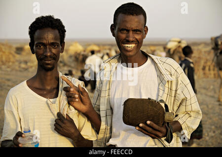 Due uomini Afar scherzando nel villaggio di Ahmed Ela, Danakil depressione, regione di Afar, Etiopia Foto Stock