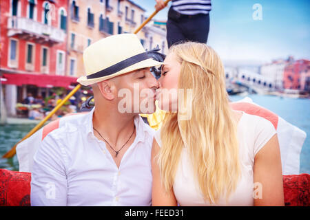 Ritratto di felice amorevole coppia in luna di miele romantica, baciando su una gondola, vacanza in Italia, godendo le vacanze in Europa Foto Stock