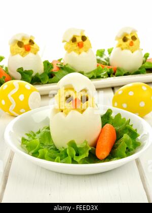 Divertimento colazione di Pasqua della schiusa pulcini fatta di uova sode Foto Stock